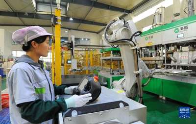 秸稈變廢為寶 山東滕州環(huán)保產(chǎn)品研發(fā)與銷(xiāo)售的新路徑